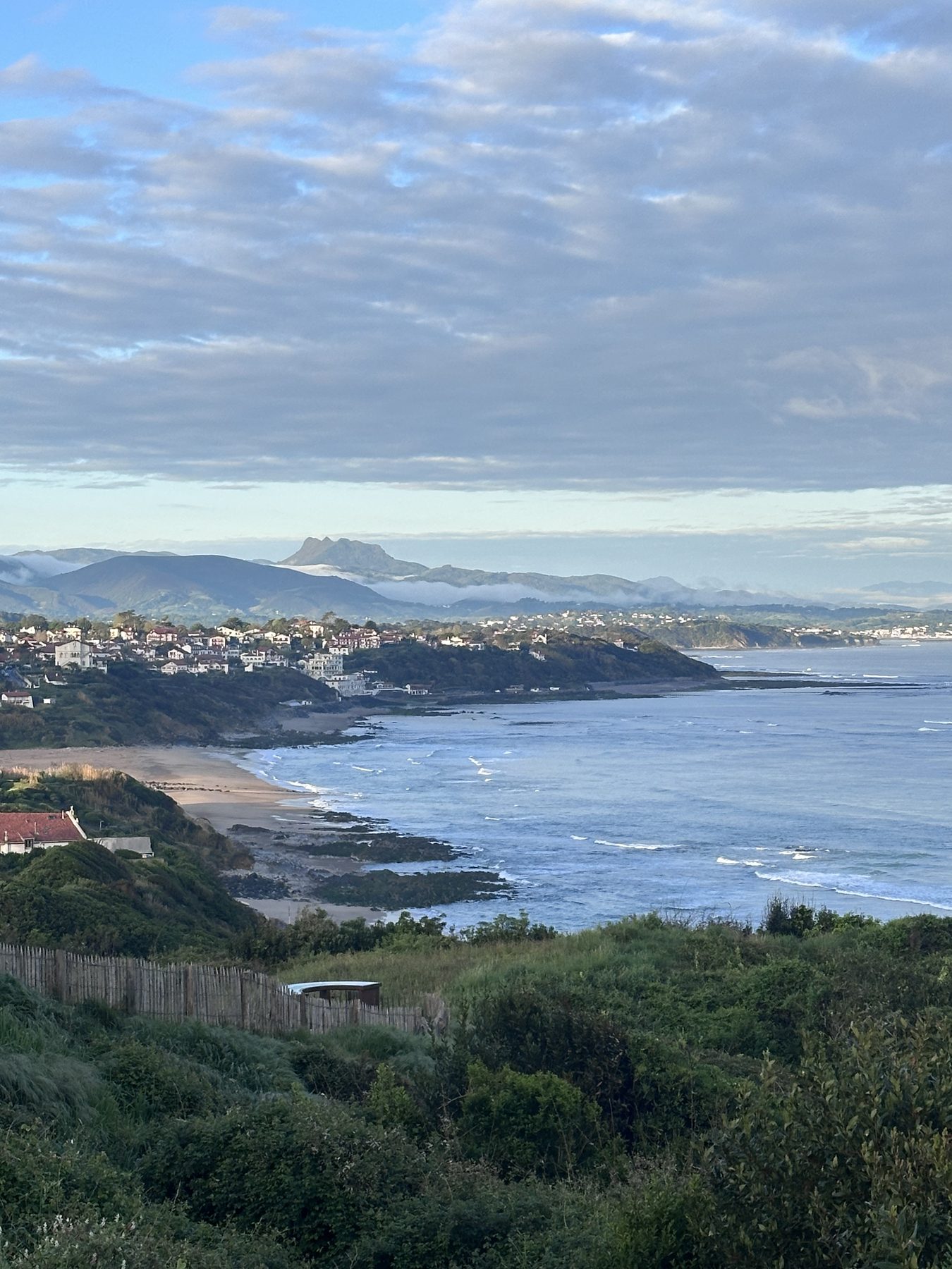 Panorama sur la Côte Basque entre océan, villages et montagnes