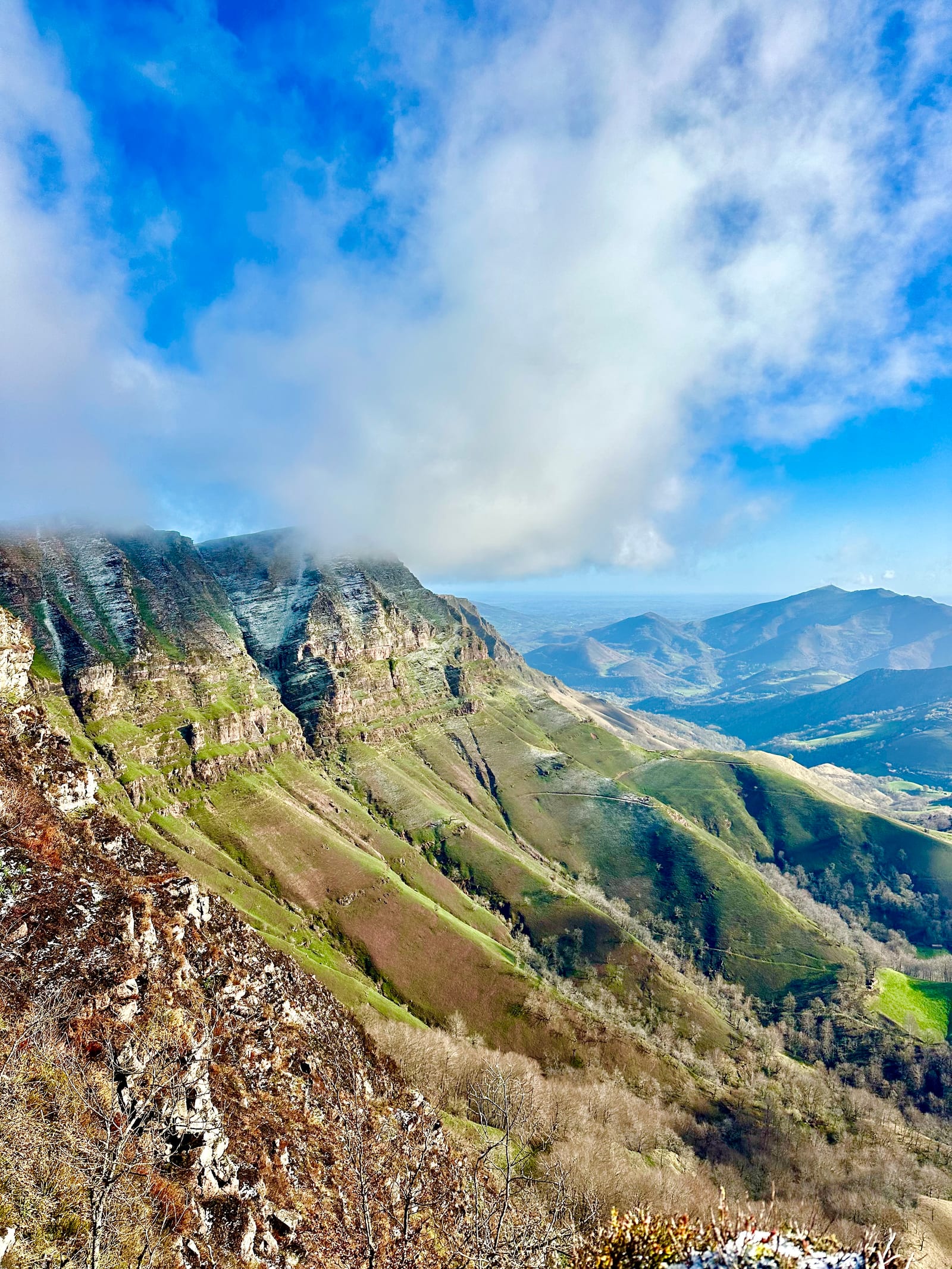 Paysage de montagne basque sous les nuages