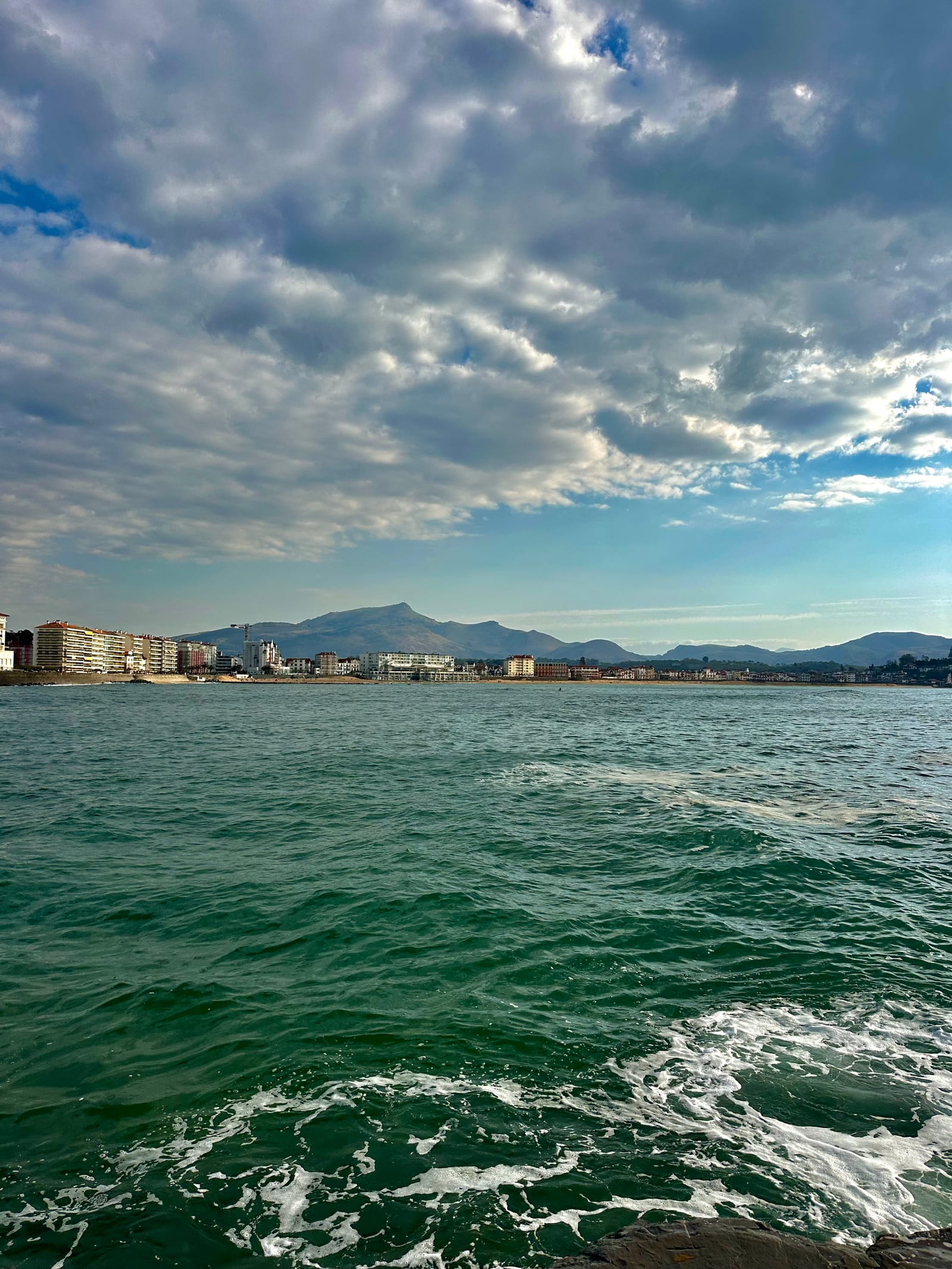 Baie de Saint-Jean-de-Luz entre océan et montagnes