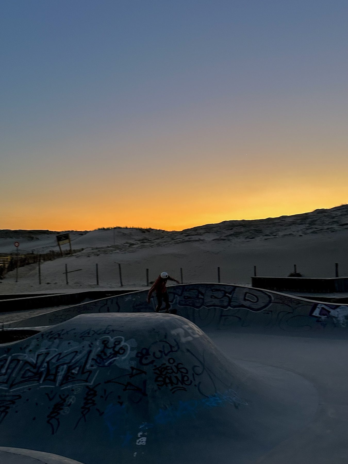 Session de skate au coucher du soleil dans les Landes